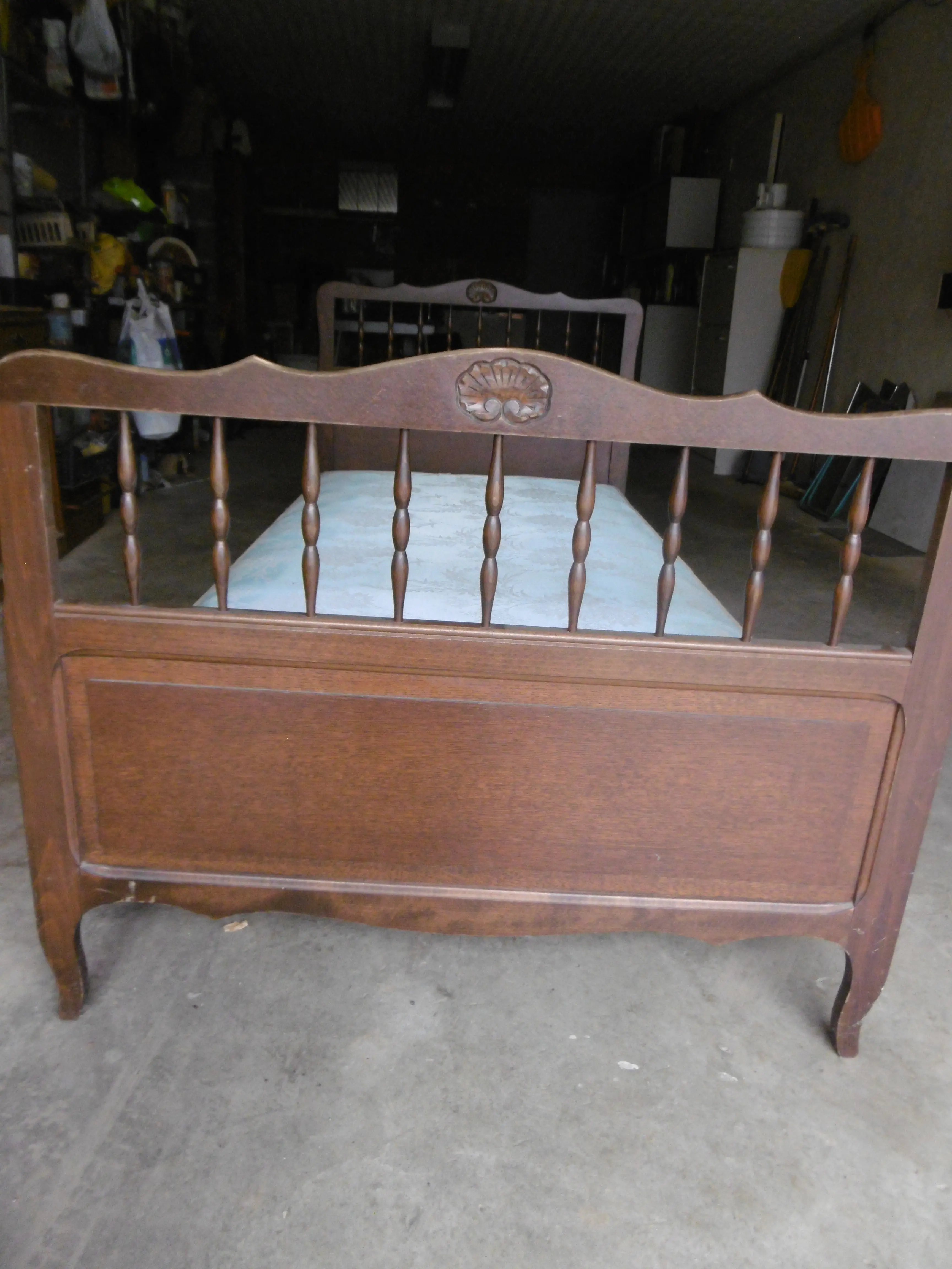 Lit simple vintage en bois — photo 1