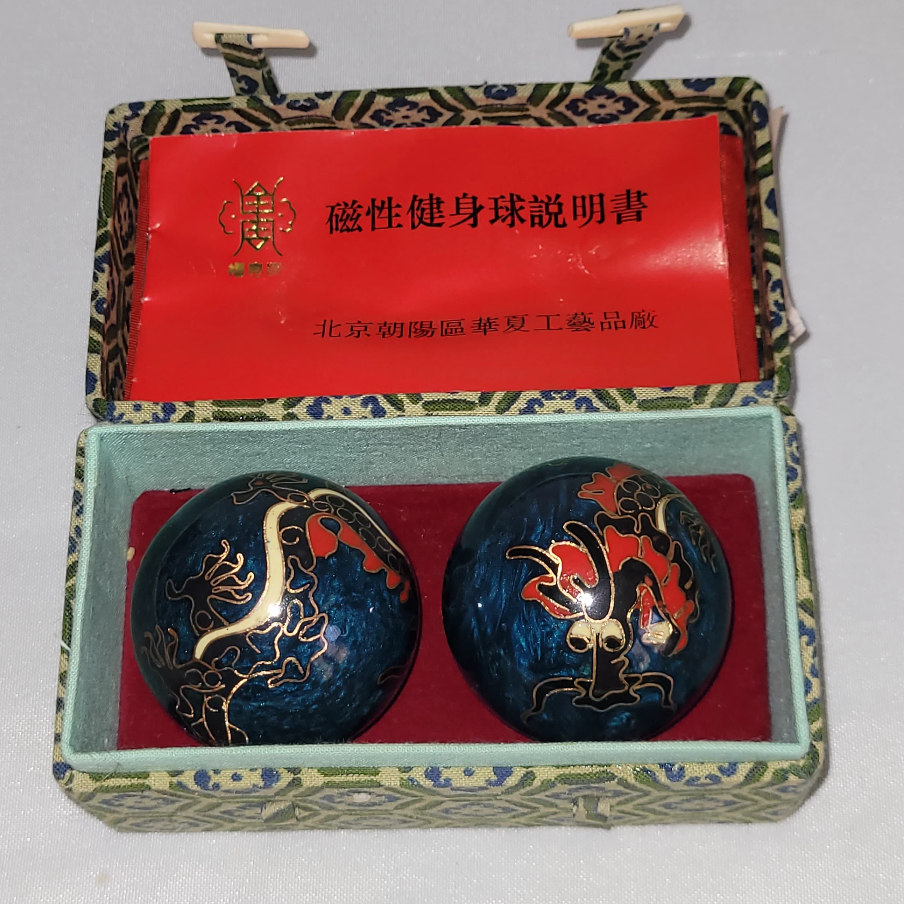 Boules chinoises de santé et de relaxation avec dragon