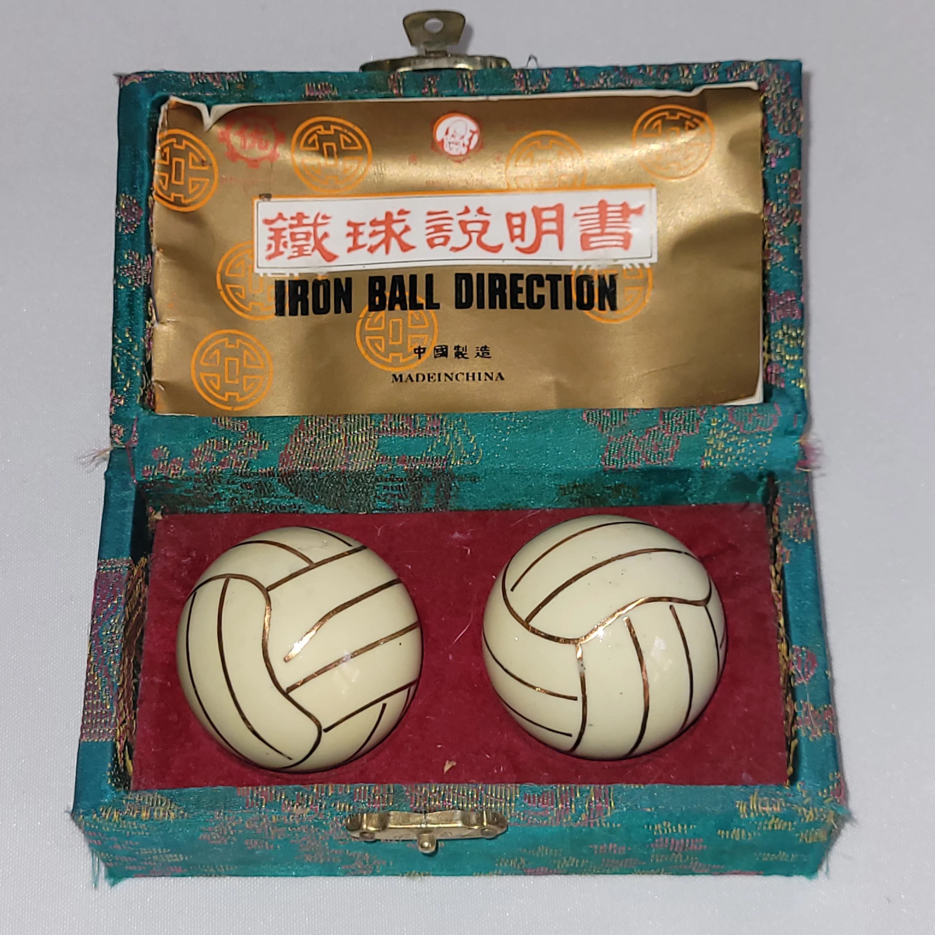 Boules chinoises de méditation en boîte