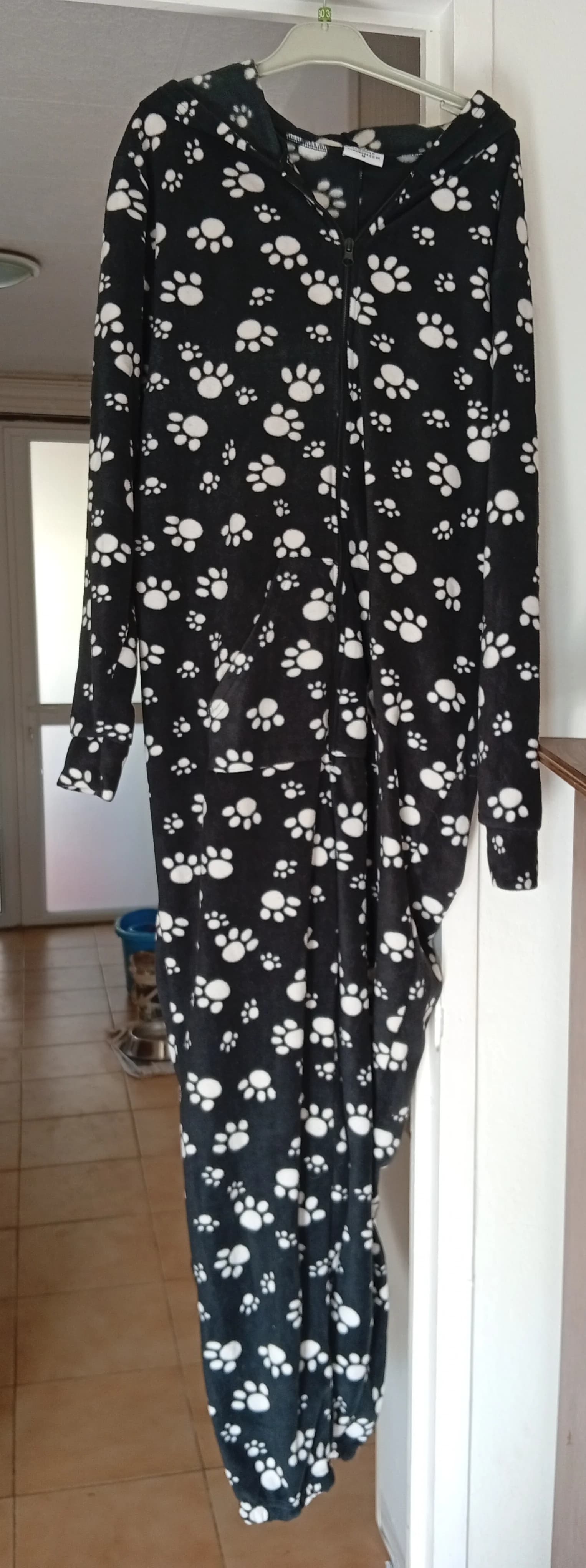 Pyjama combinaison noir motif pattes taille M — photo 4