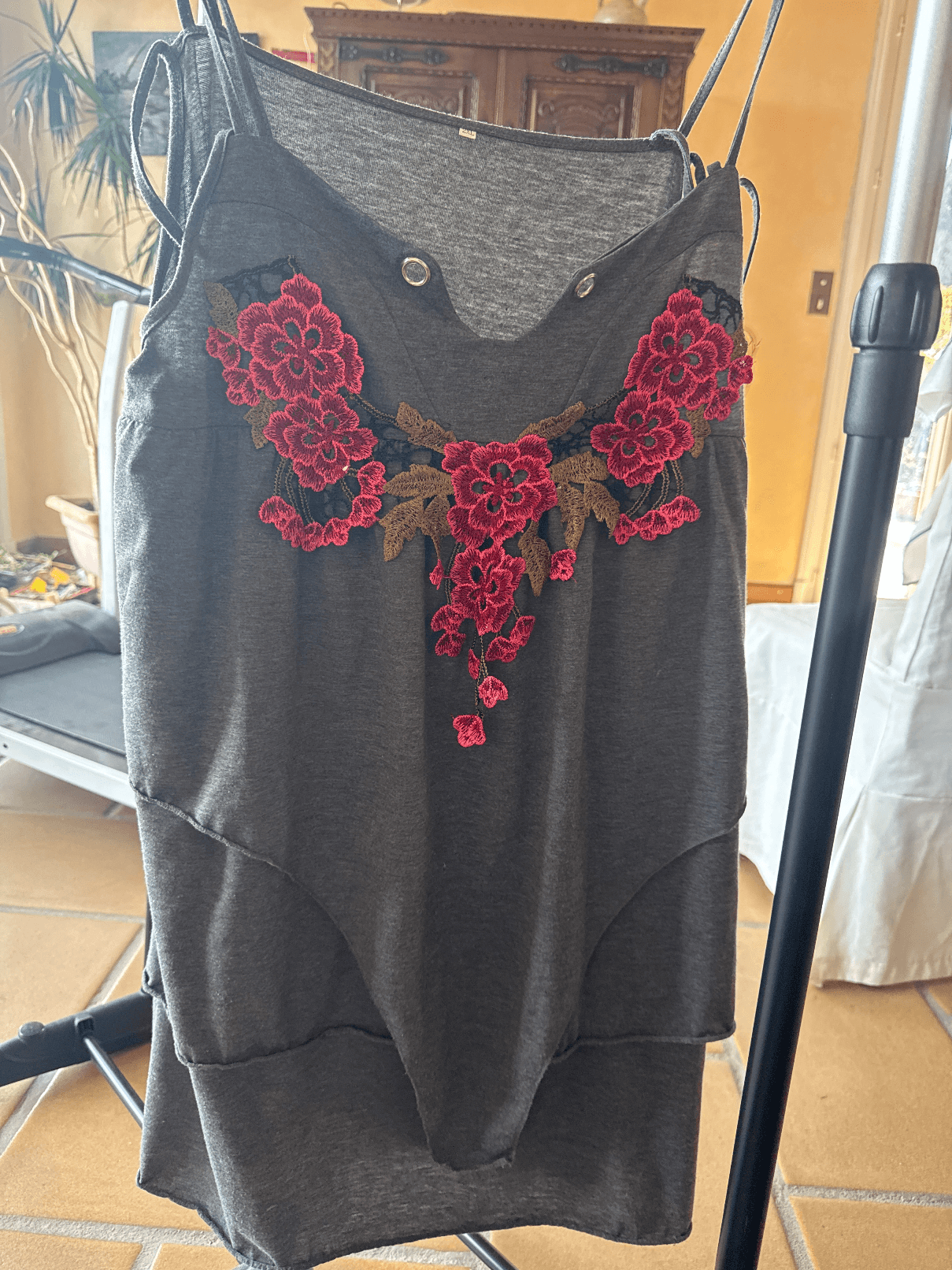 Top débardeur gris brodé fleurs rouges