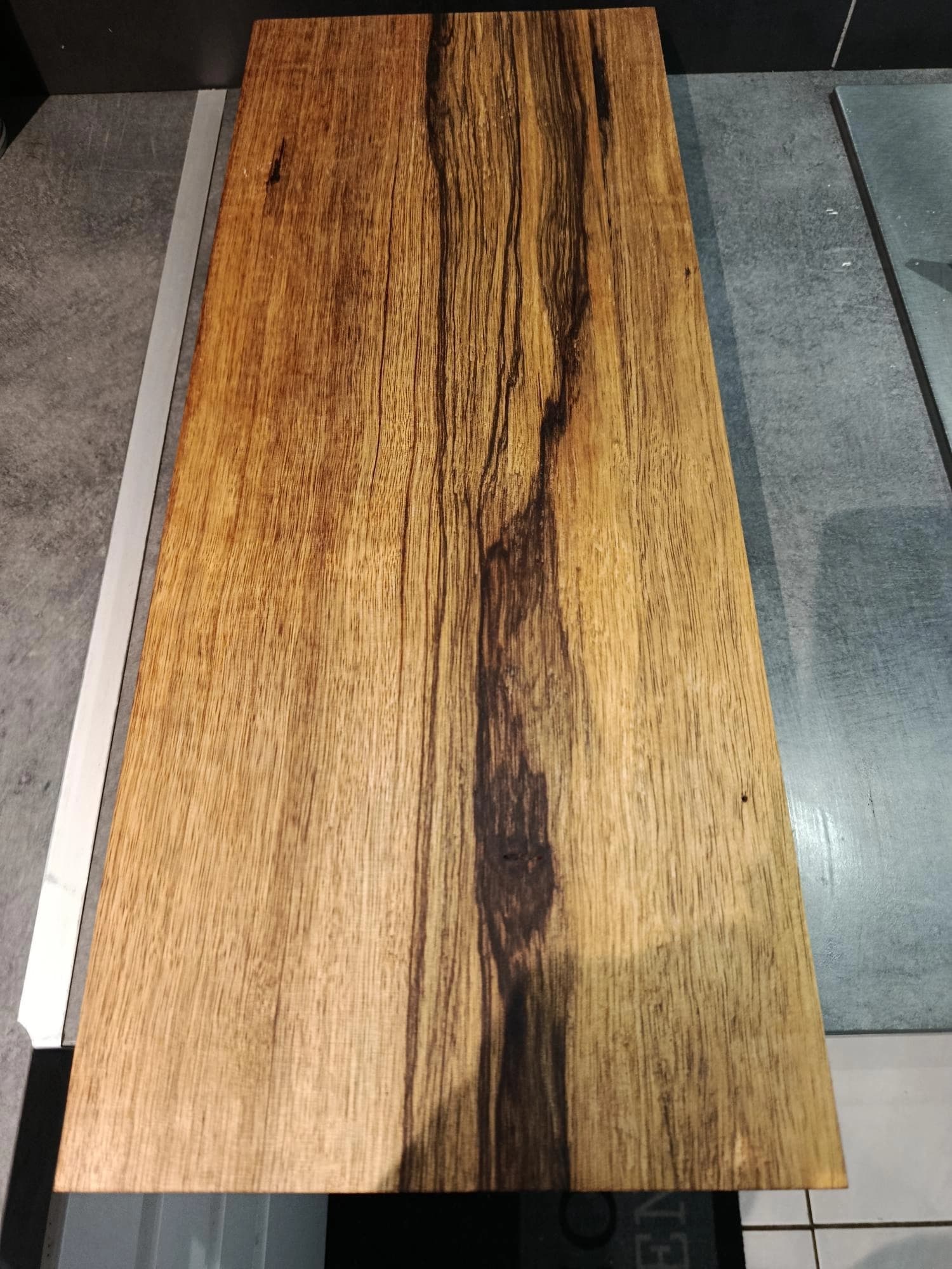 planche a decouperPlateau de service en bois massif exotique — photo 3