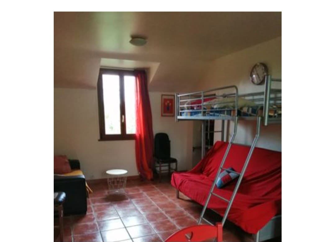 Chambre mezzanine avec canapé et lits superposés