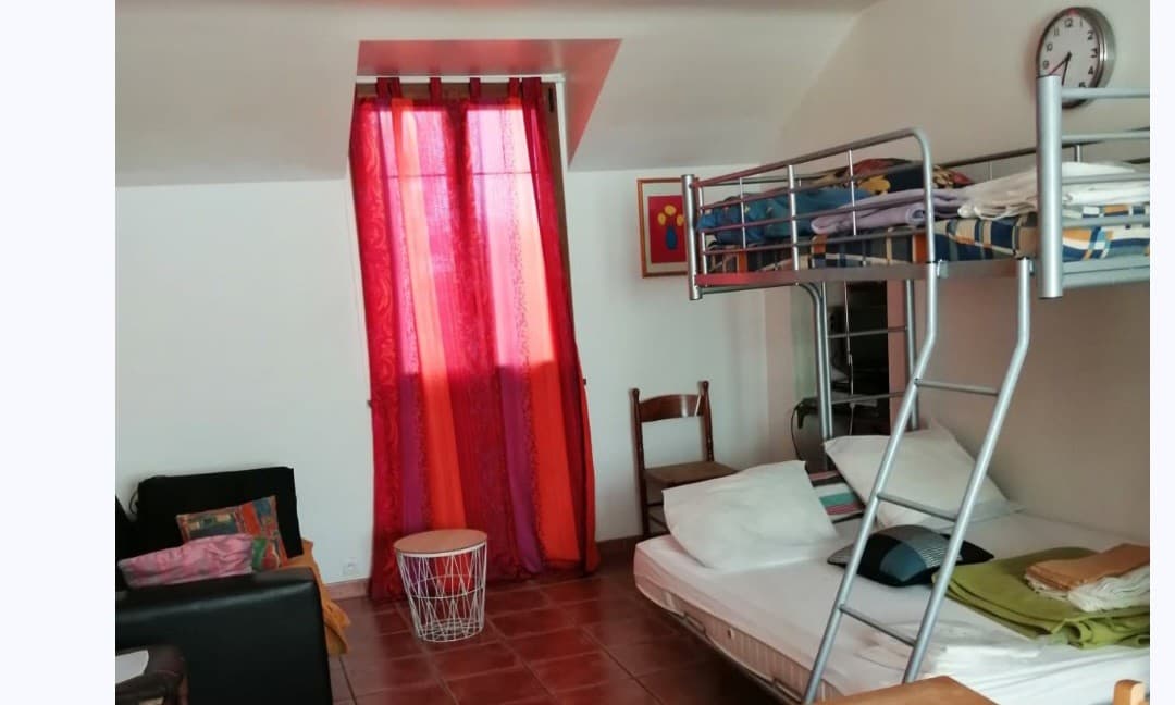 Chambre mezzanine avec canapé et lits superposés — photo 2