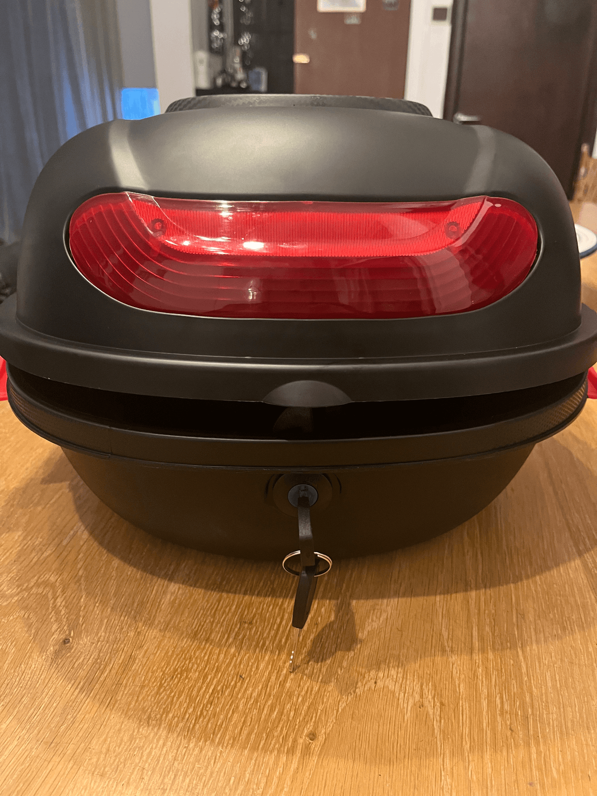 Top case moto scooter noir avec feu stop