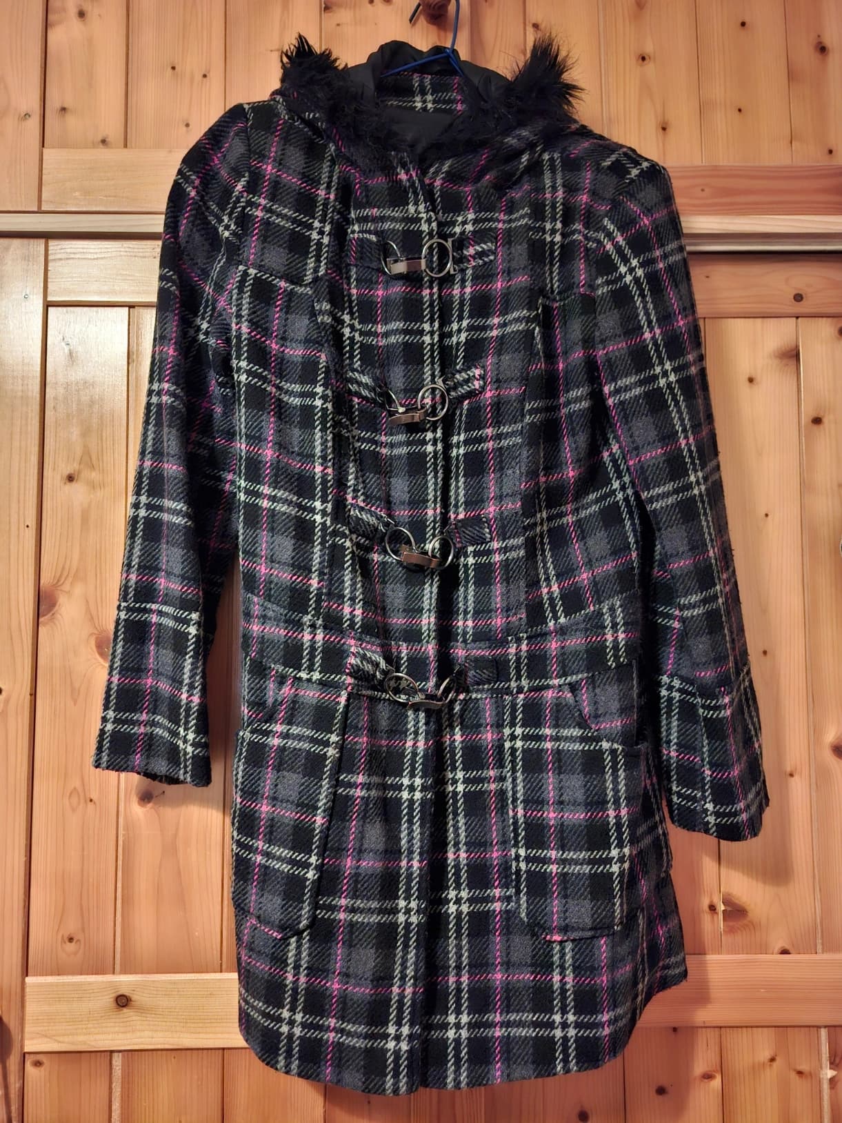 Manteau à carreaux noir et rose avec capuche