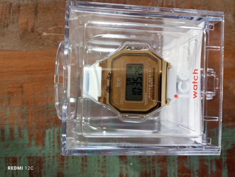 Montre Ice-Watch digitale or et blanc, neuve — photo 1