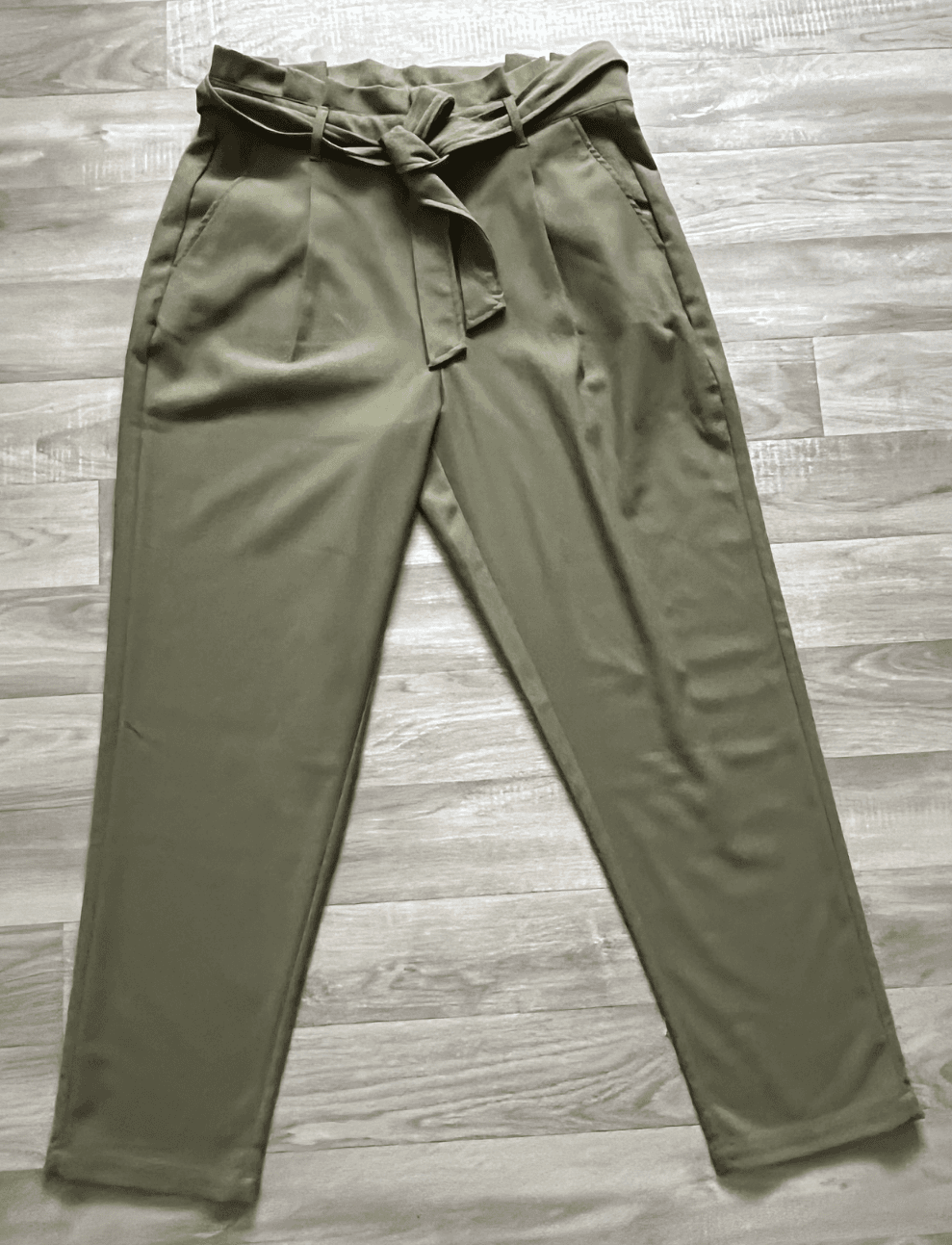 Pantalon taille haute femme vert kaki avec ceinture nouée