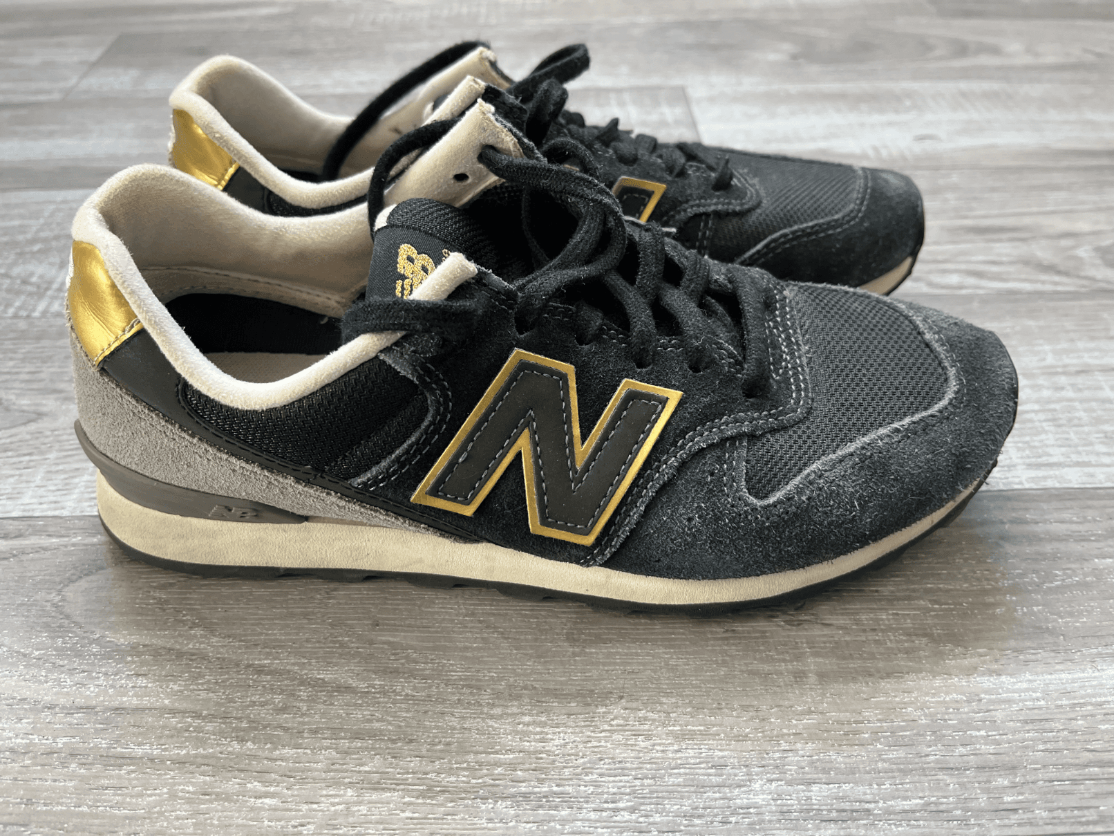 Baskets New Balance femme noir et or