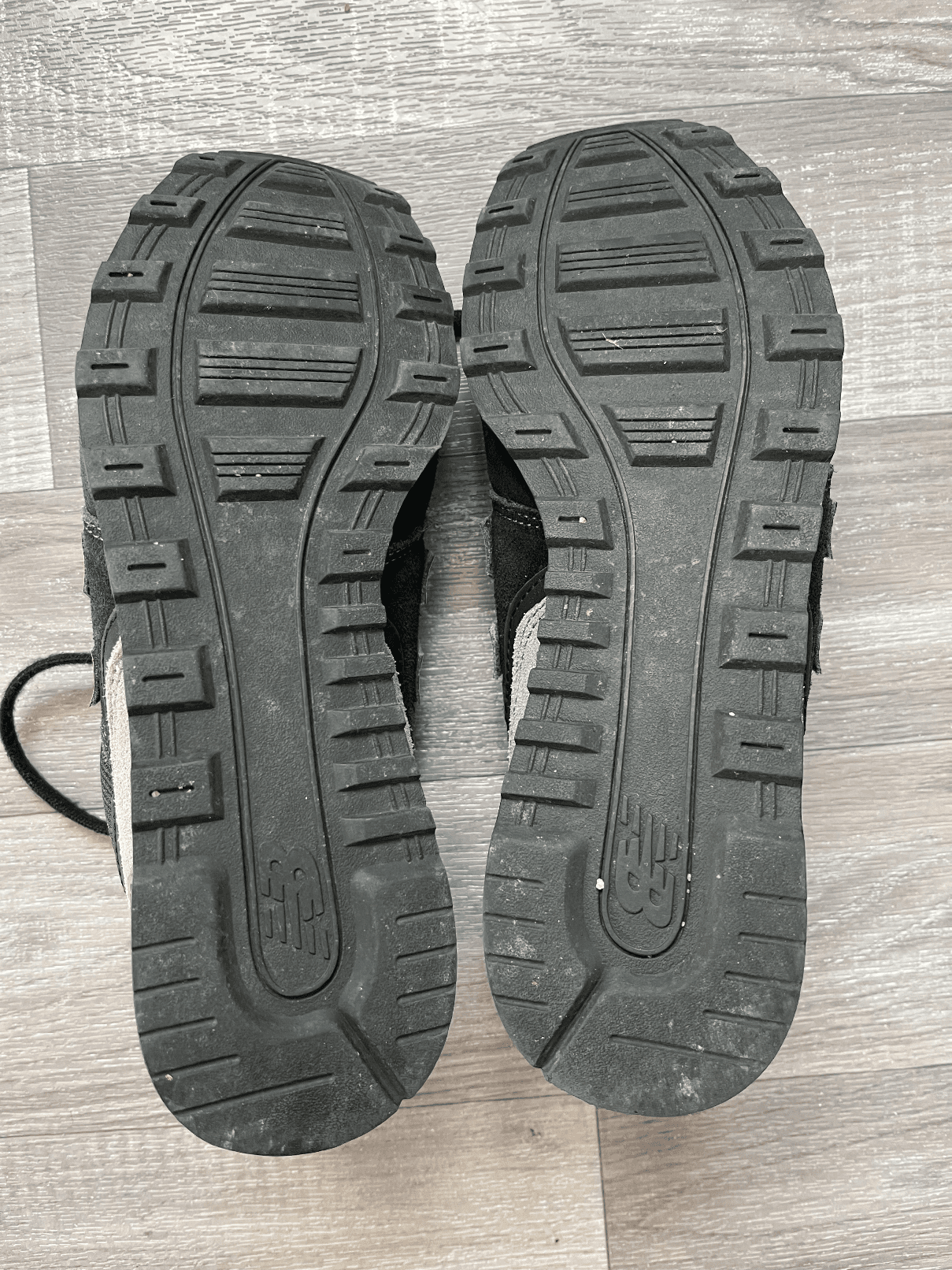 Baskets New Balance femme noir et or — photo 4