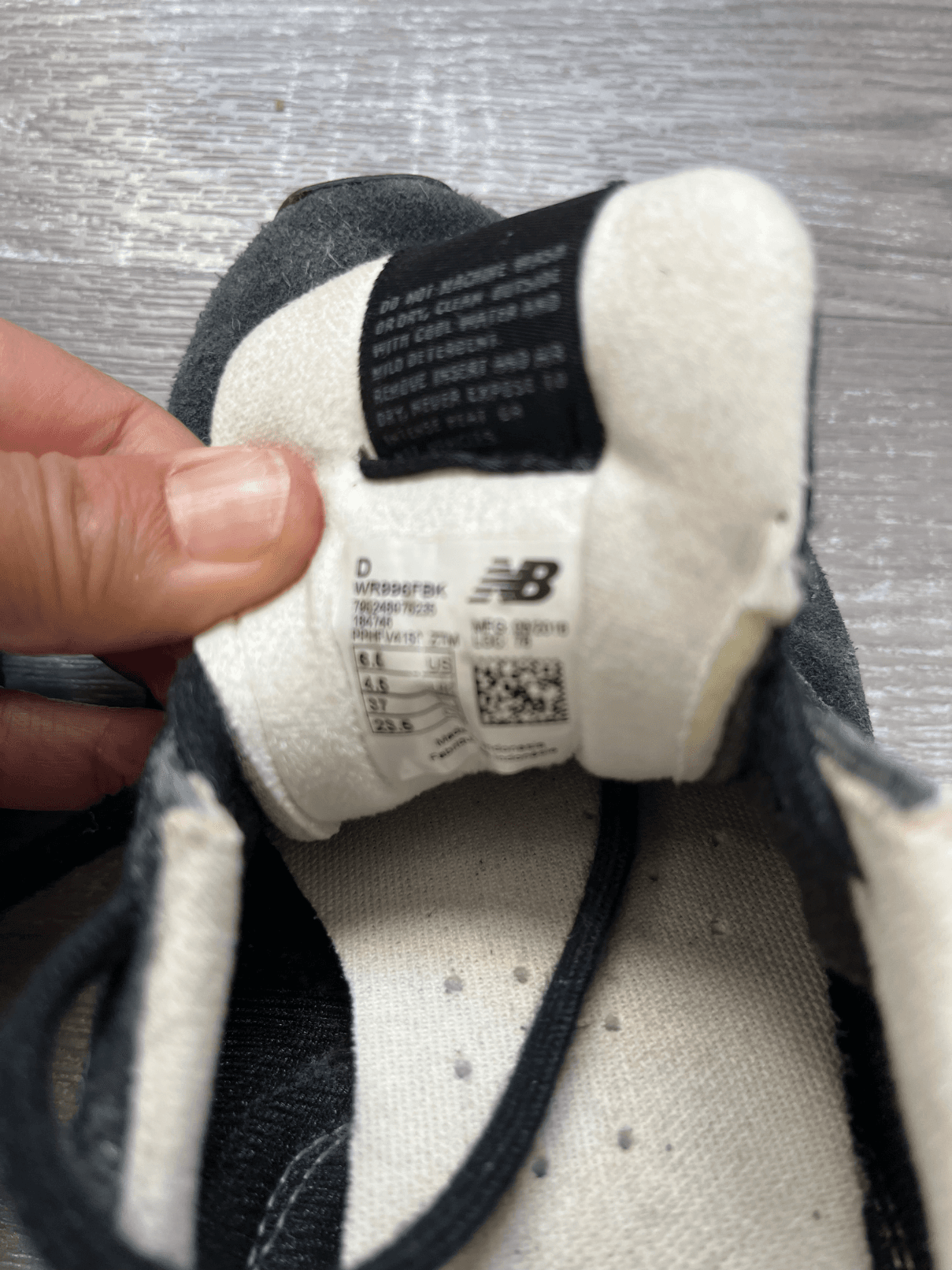 Baskets New Balance femme noir et or — photo 5