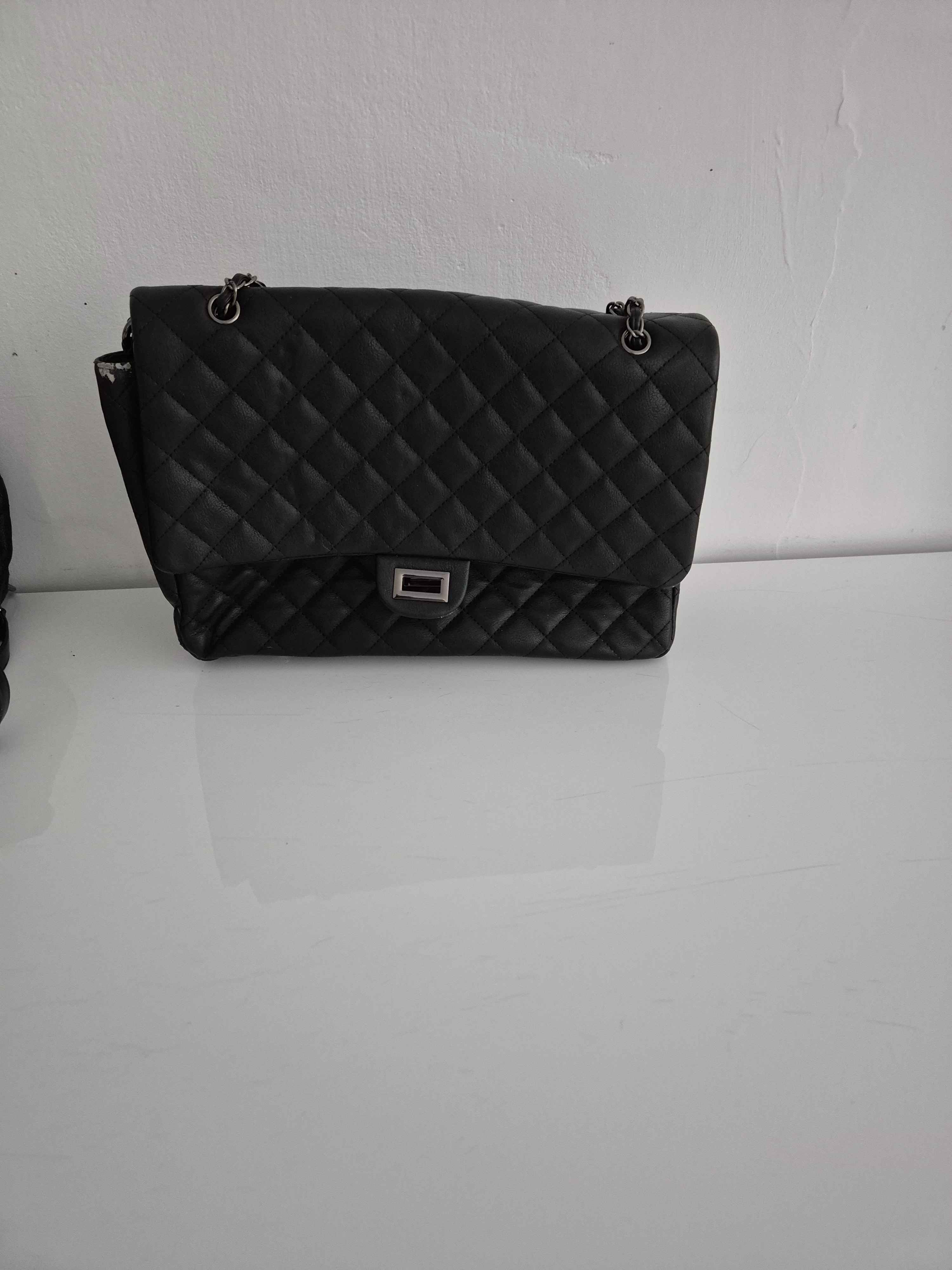 Sac à main noir matelassé chaîne argentée