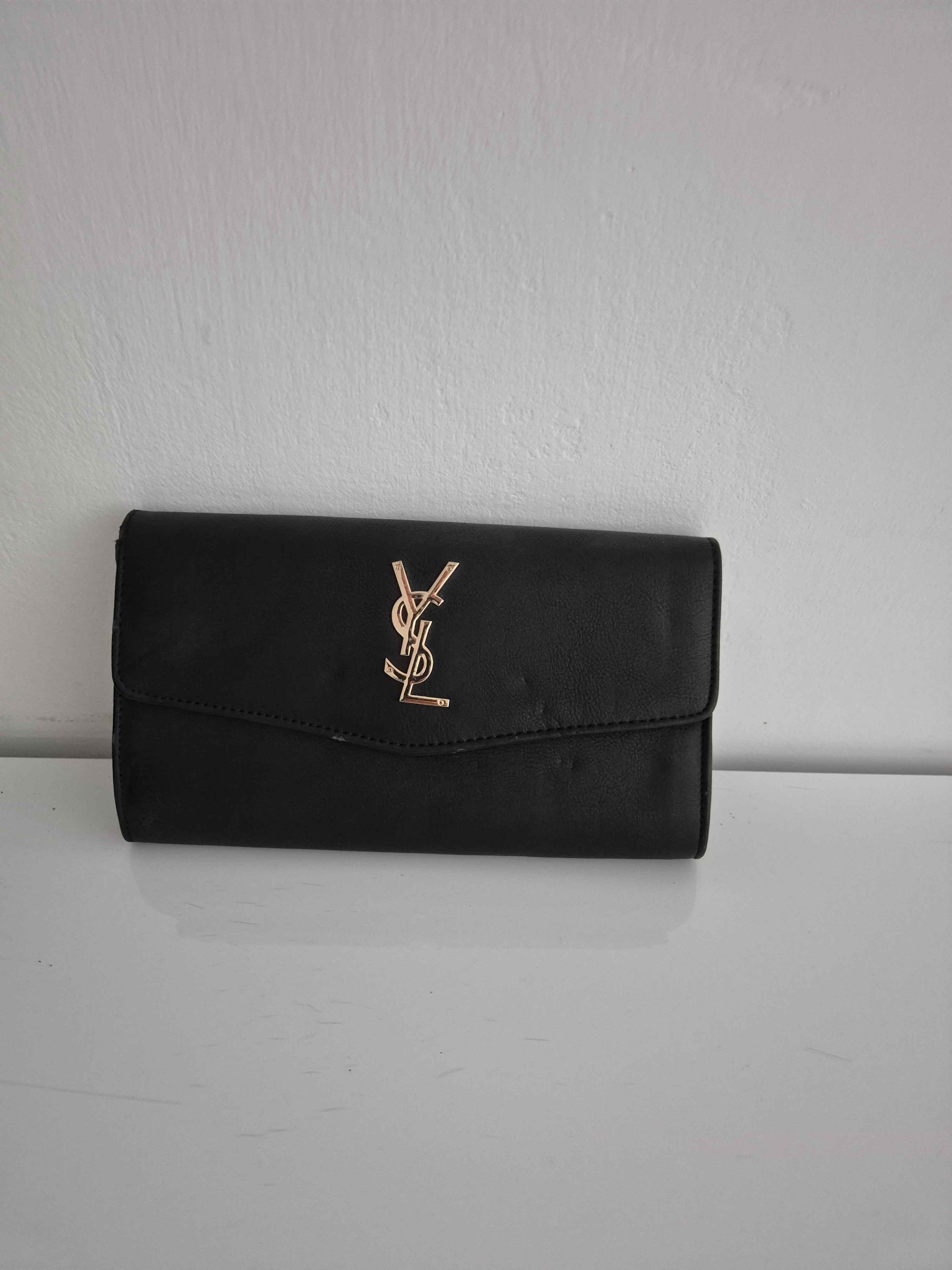 Sac pochette femme noir avec logo doré