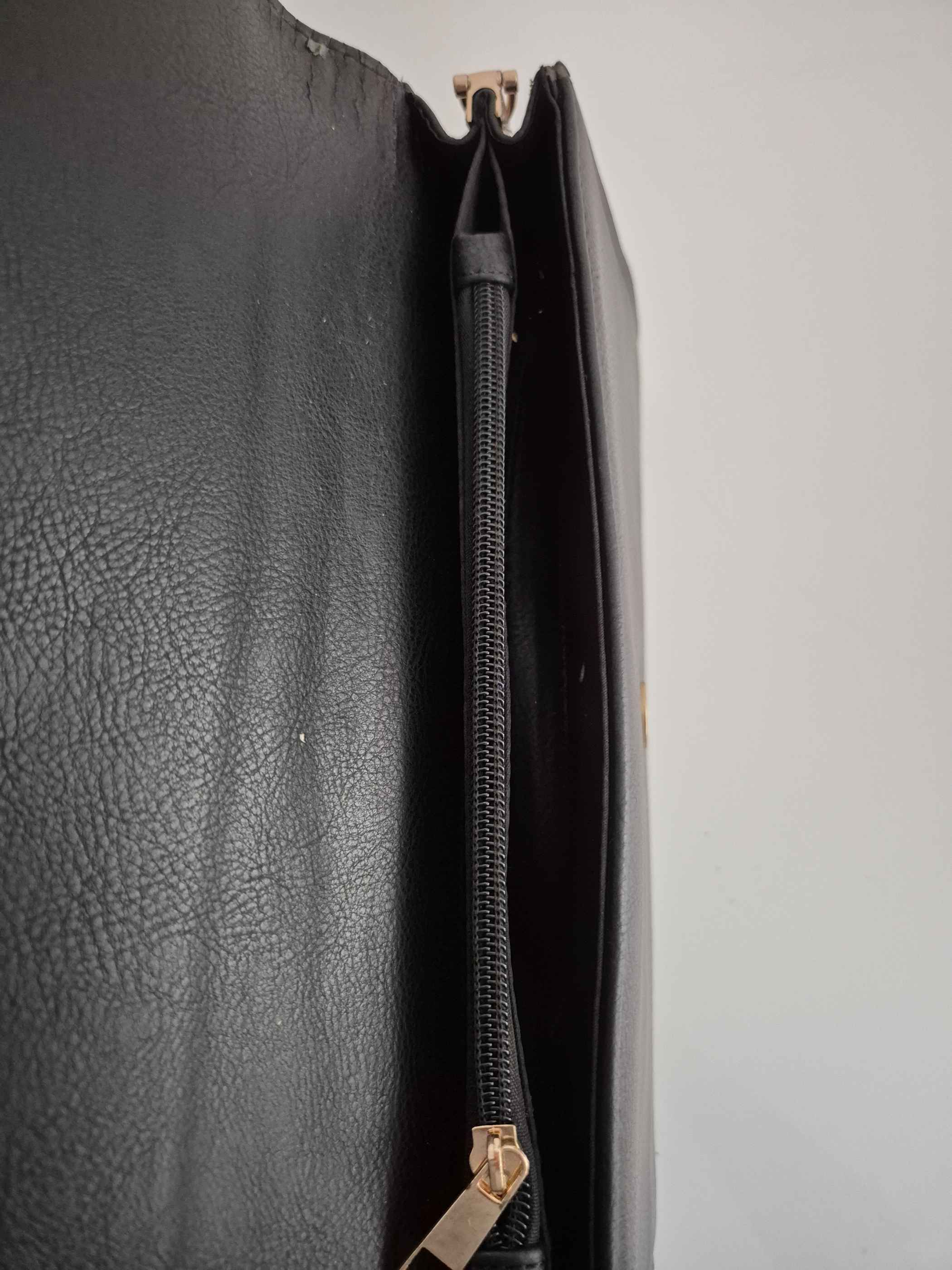 Sac pochette femme noir avec logo doré — photo 3