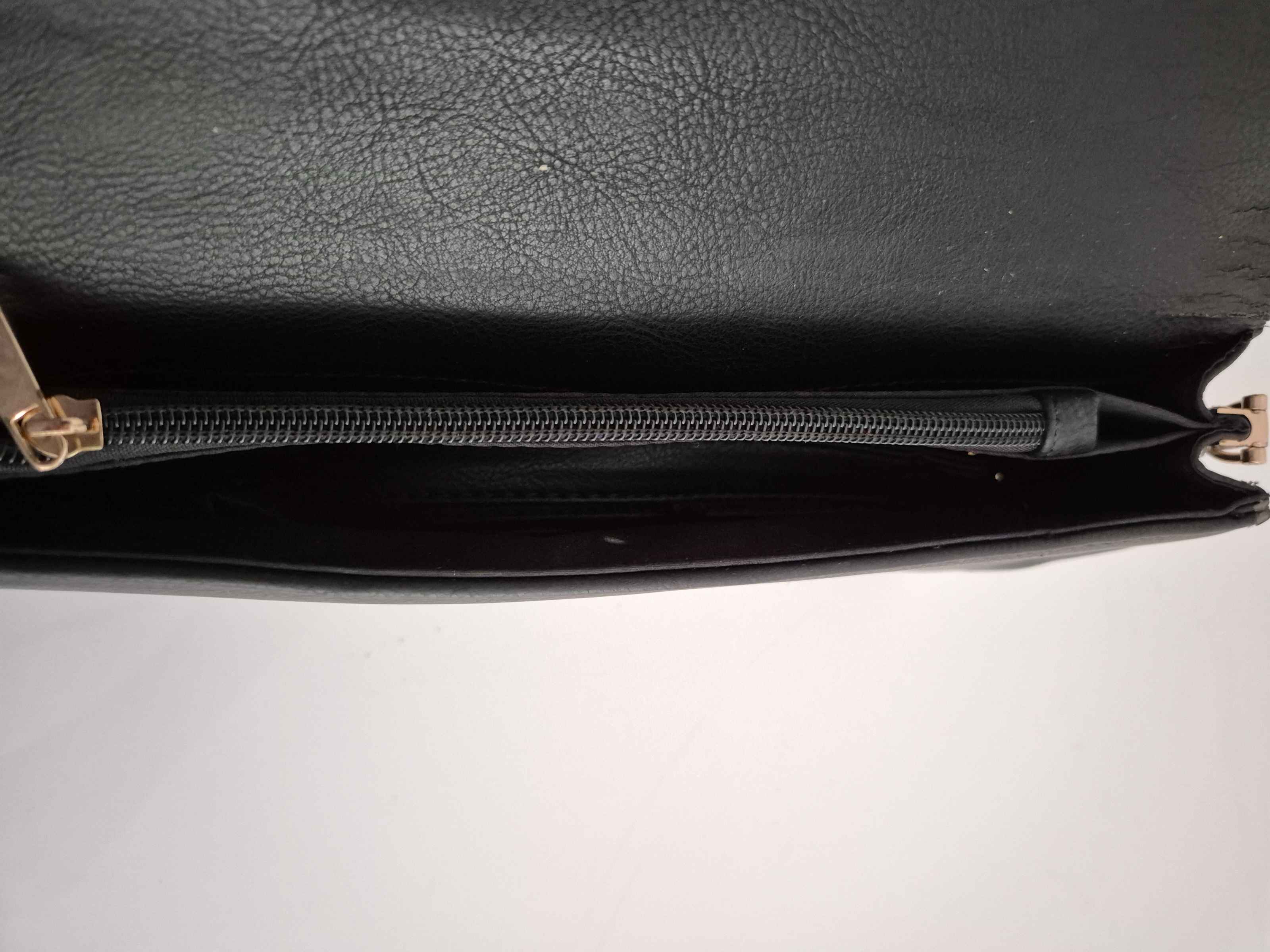 Sac pochette femme noir avec logo doré — photo 4