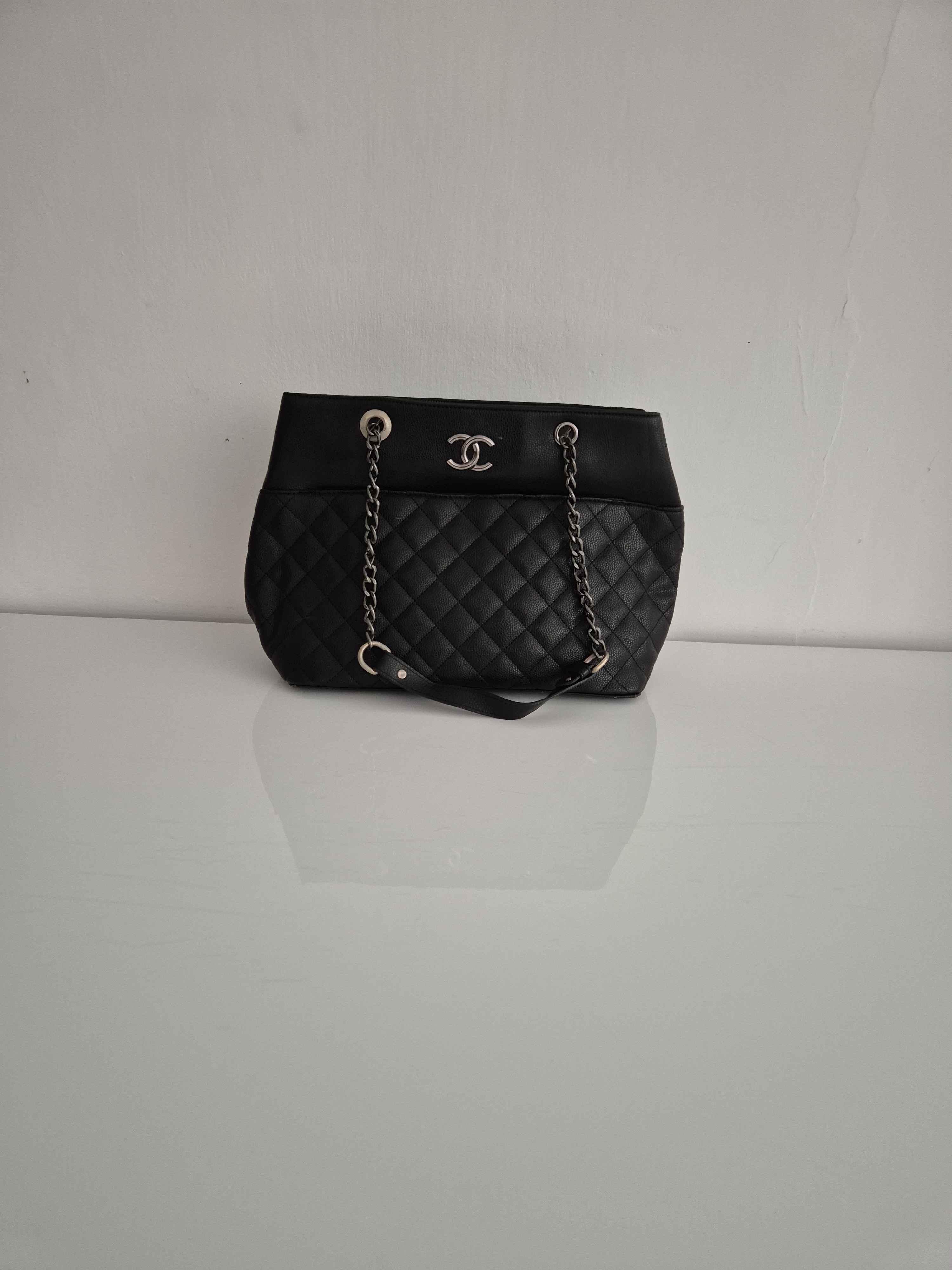 Sac à main noir matelassé avec chaînes