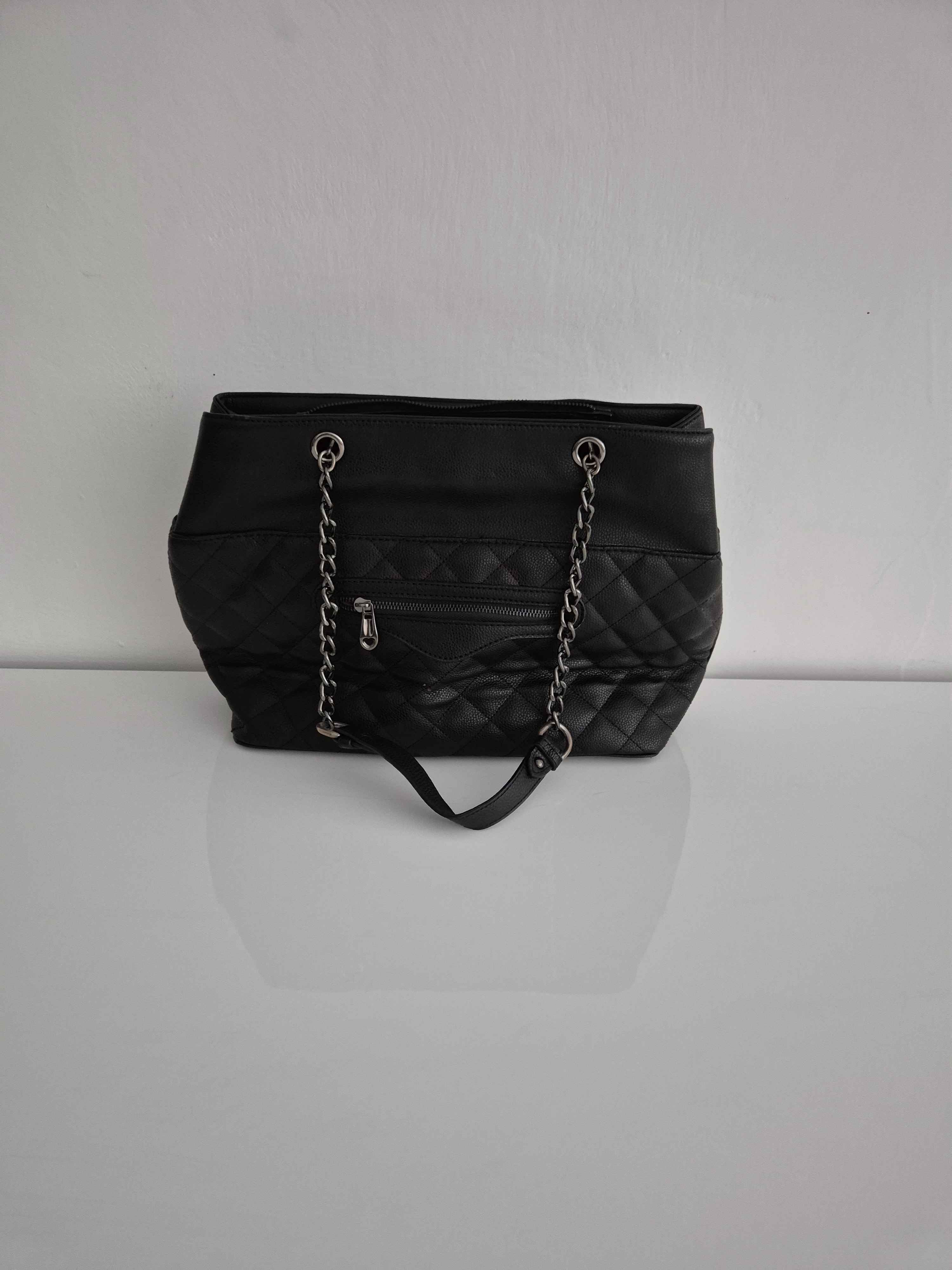 Sac à main noir matelassé avec chaînes — photo 2