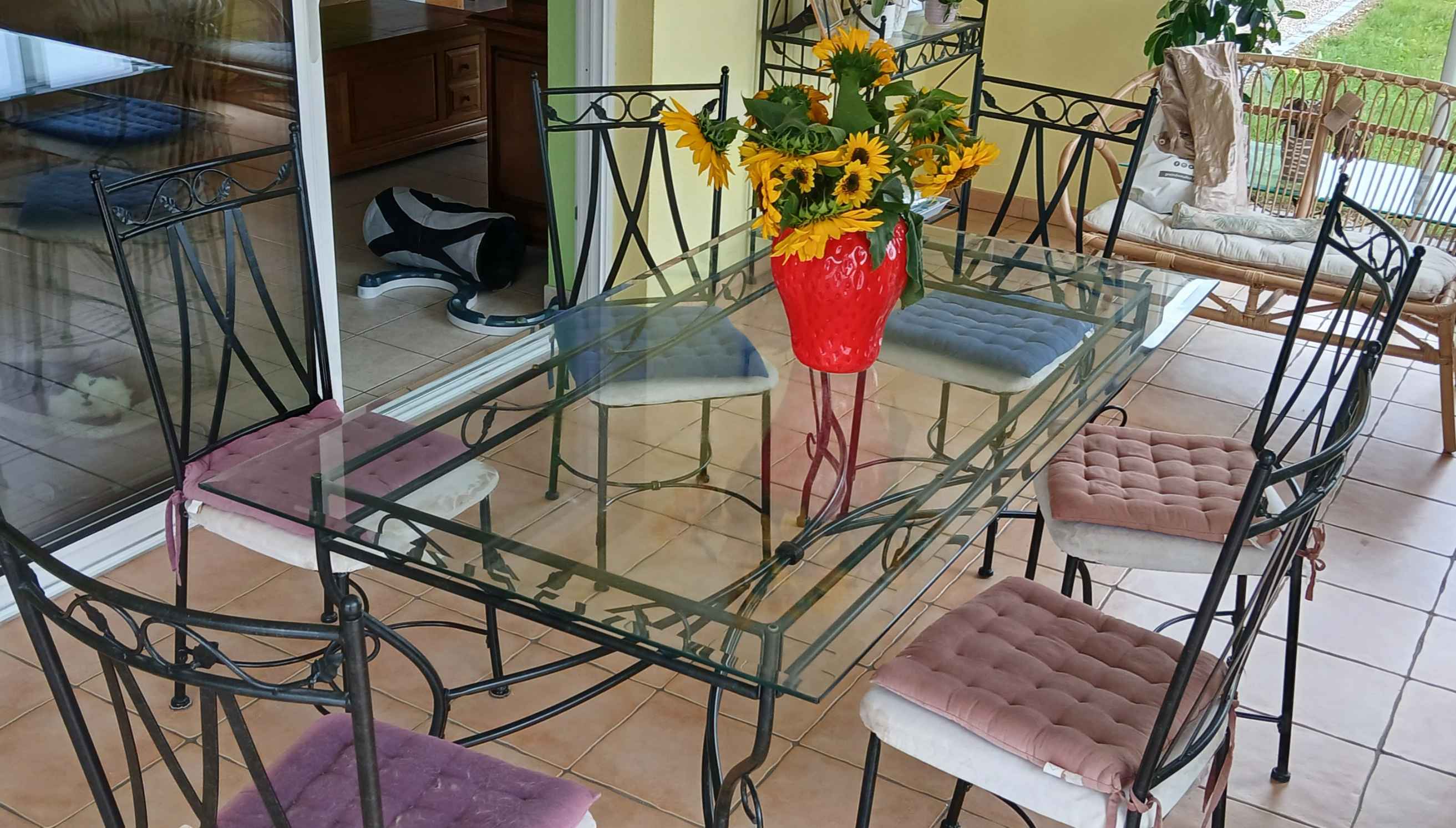 Table de jardin fer forgé et verre trempé avec chaises