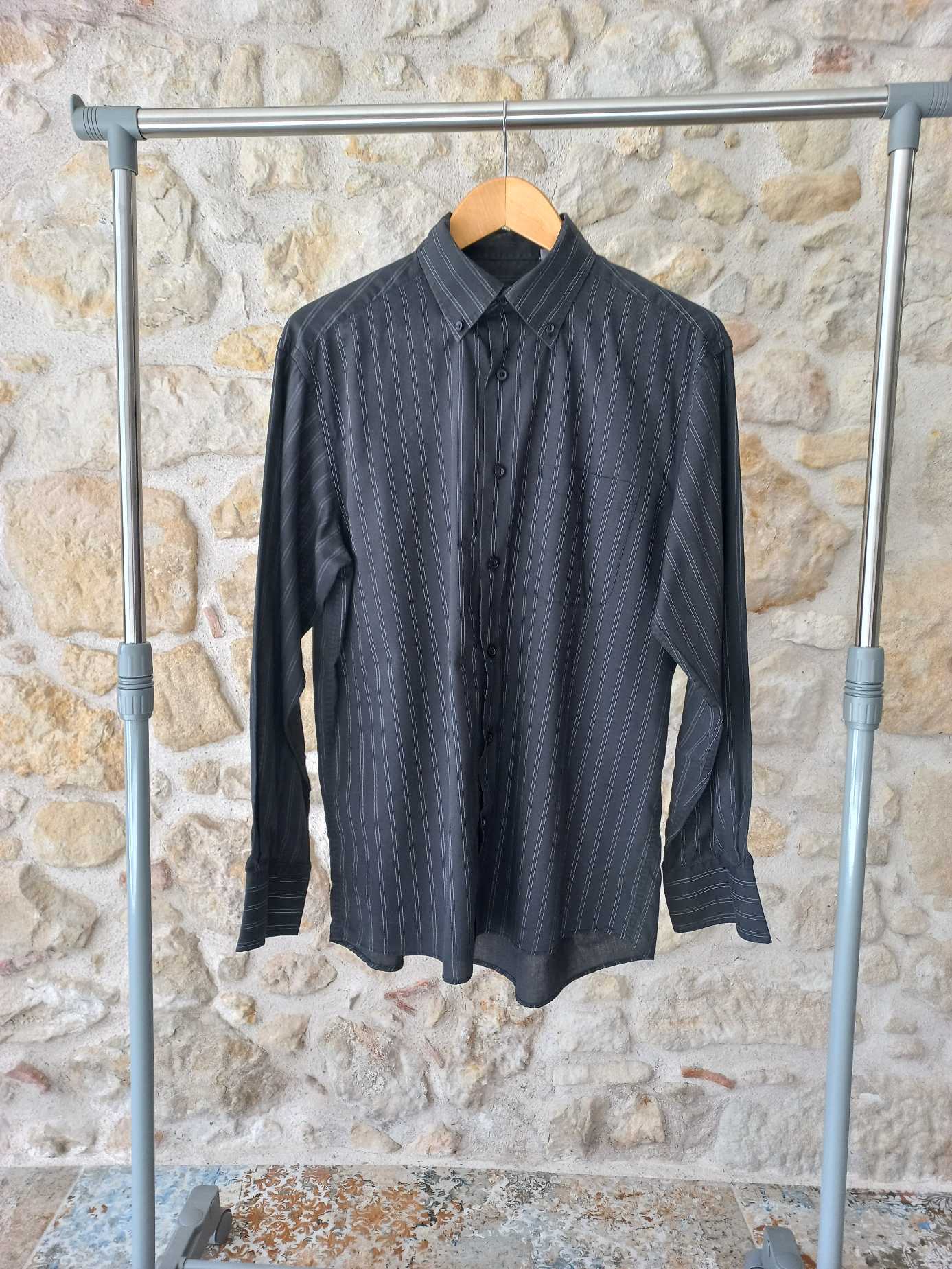Chemise homme noire à rayures verticales blanches taille L — photo 1