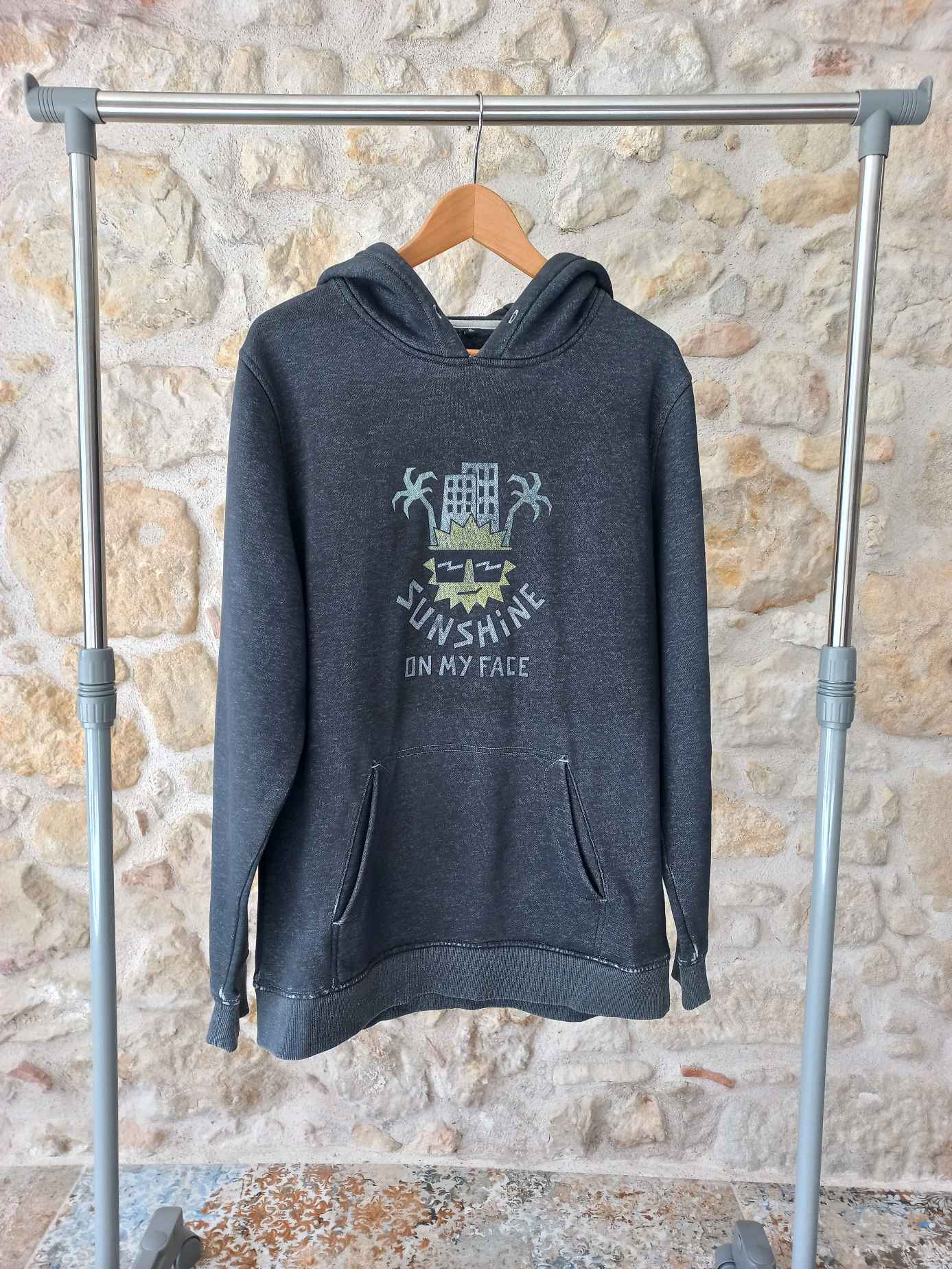 Sweat à capuche gris avec motif graphique "Sunshine on my face" — photo 1
