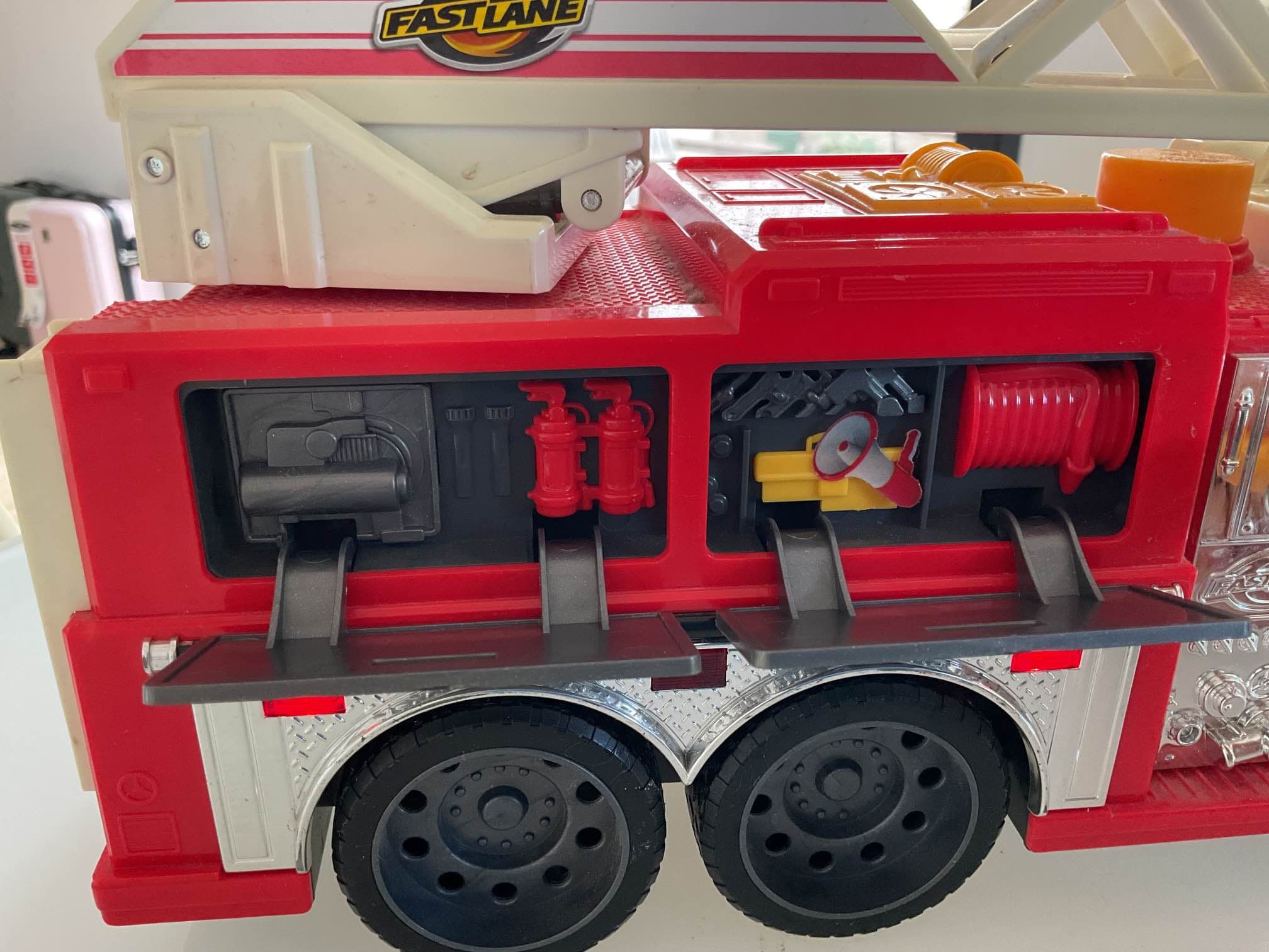 Camion de pompiers jouet Fast Lane avec équipements — photo 1