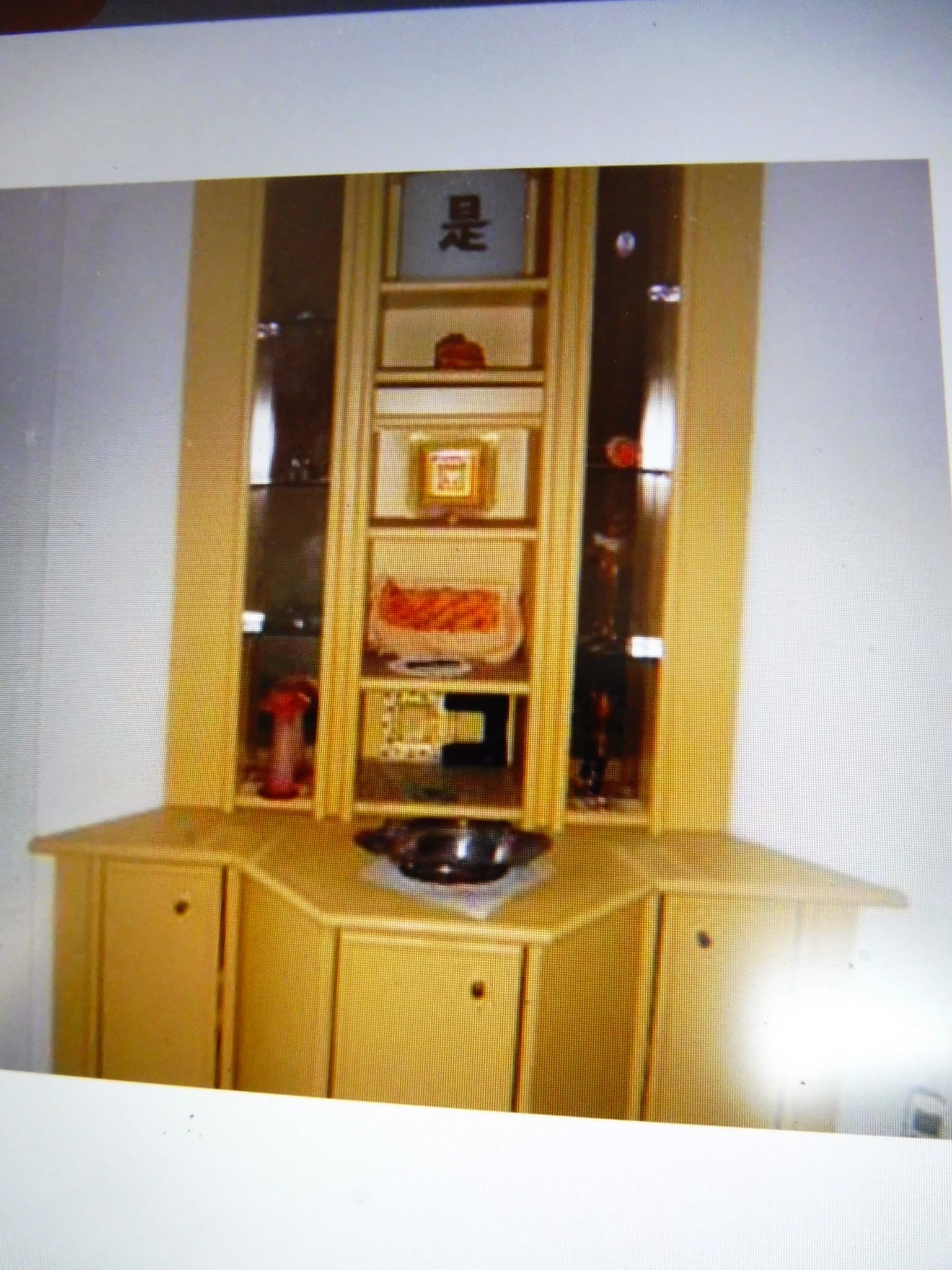 Meuble de rangement en bois clair avec vitrine