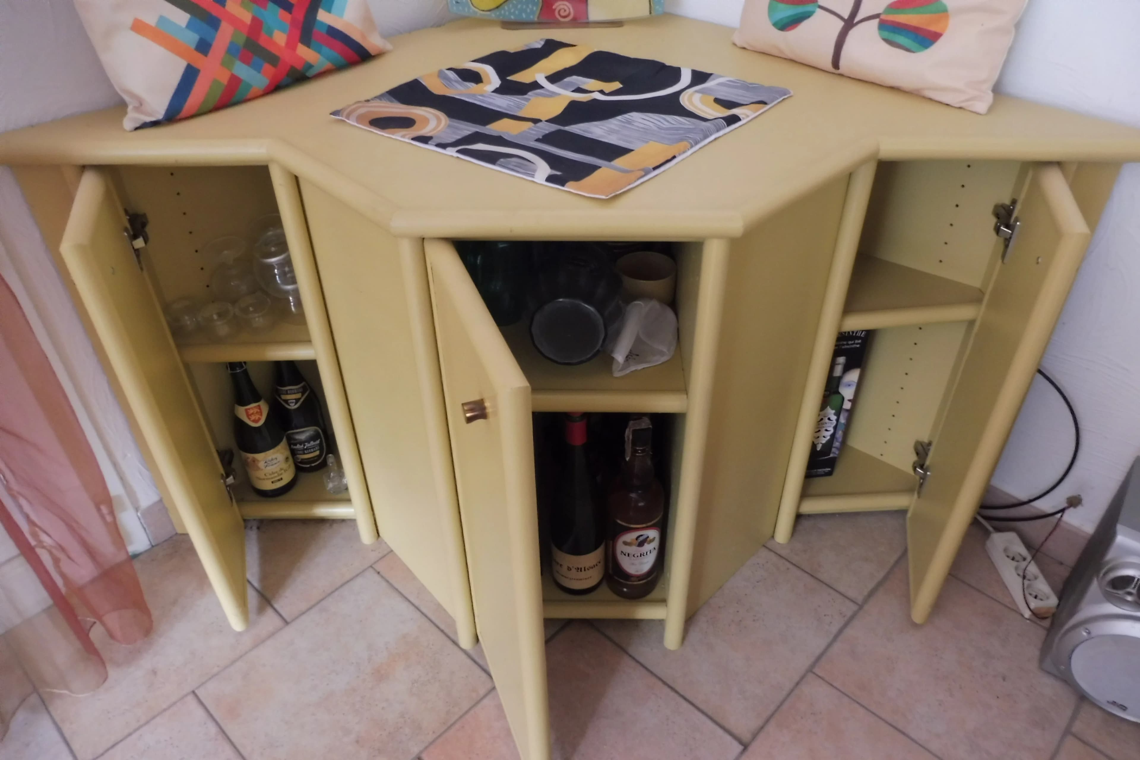 Meuble de rangement en bois clair avec vitrine — photo 2