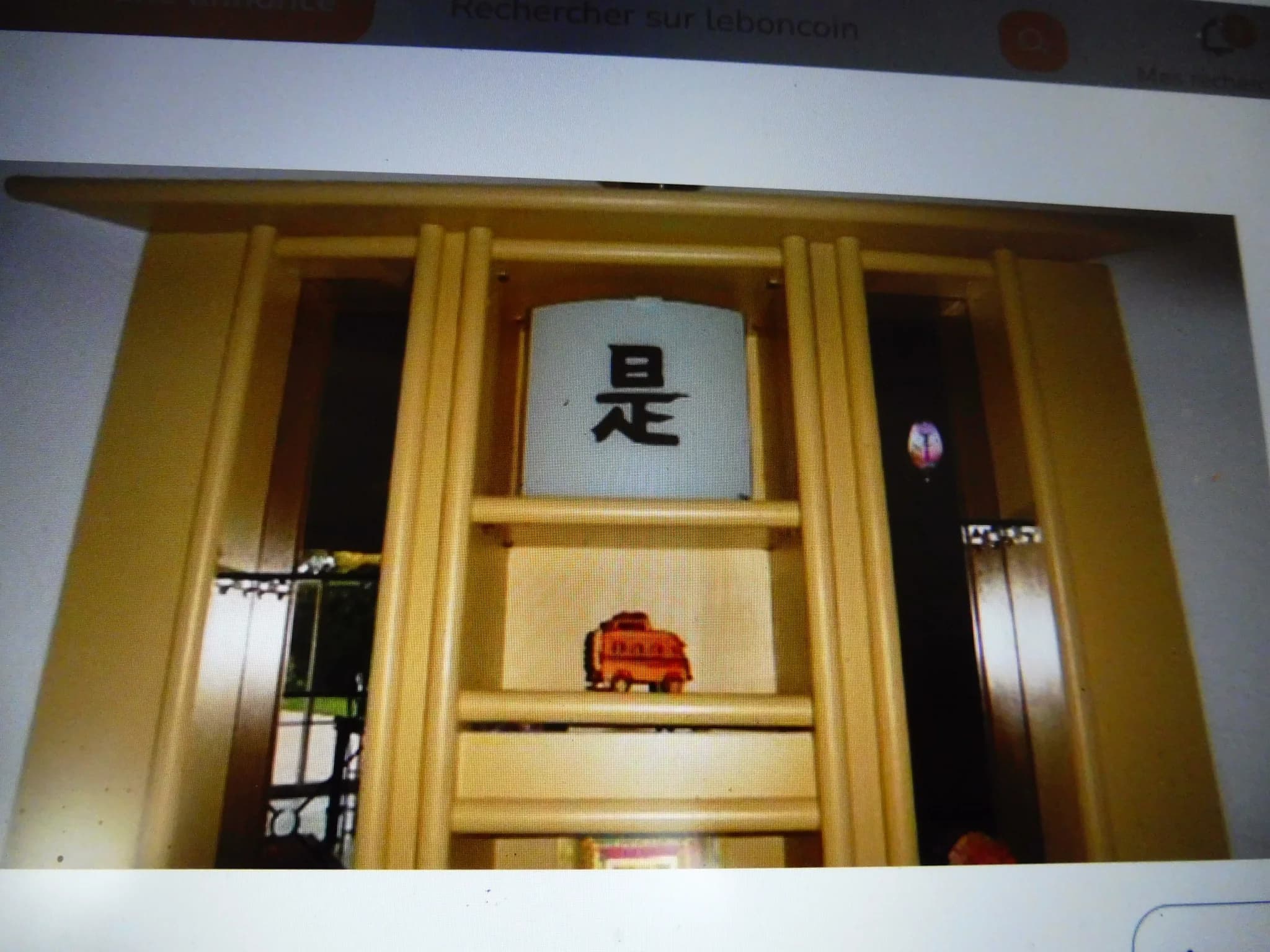 Meuble de rangement en bois clair avec vitrine — photo 3