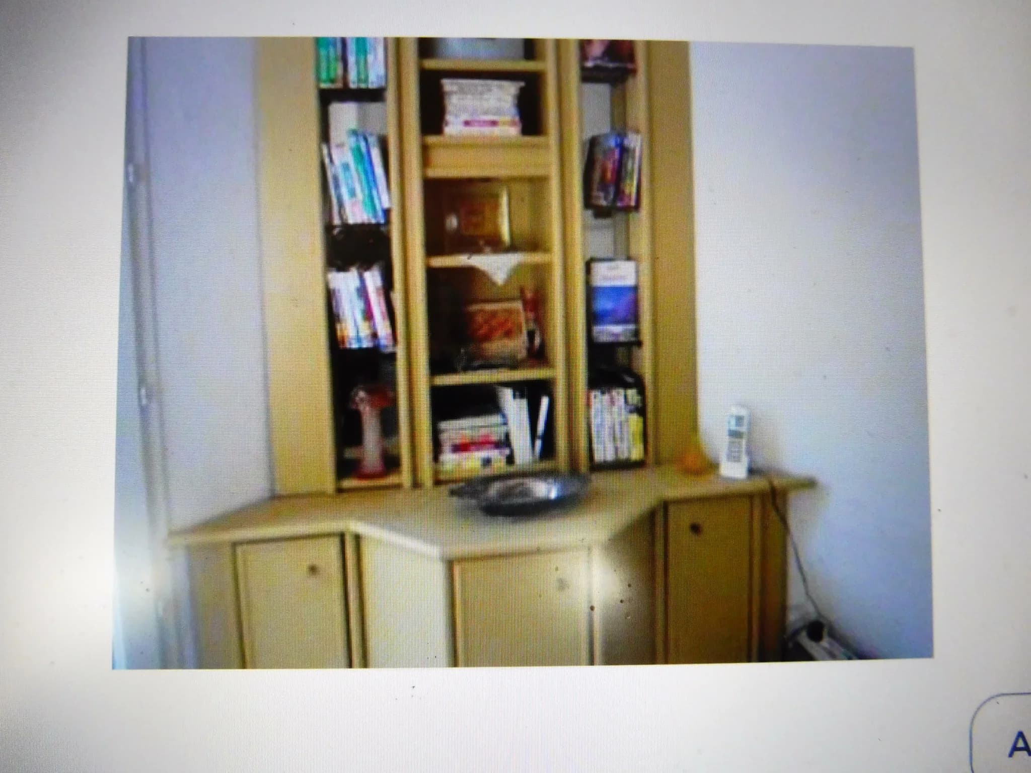 Meuble de rangement en bois clair avec vitrine — photo 4