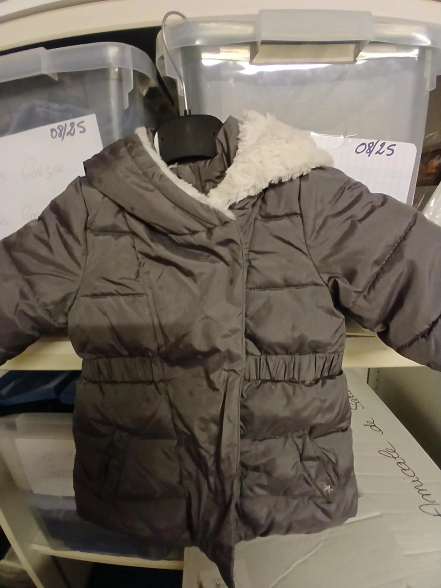 Doudoune grise enfant avec capuche fourrure